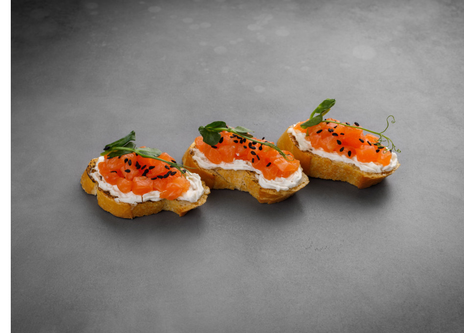 Брускетта с лососем и сливочным сыром 