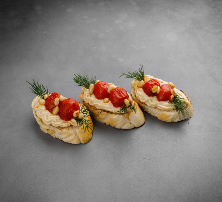 Брускетта с хумусом, вяленым томатом и кедровыми орешками