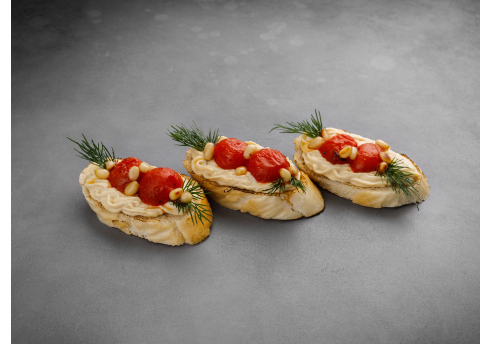 Брускетта с хумусом, вяленым томатом и кедровыми орешками