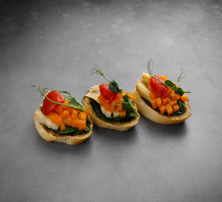 Брускетта с артишоком, тыквой, шпинатом, помидорками черри и соусом Песто 