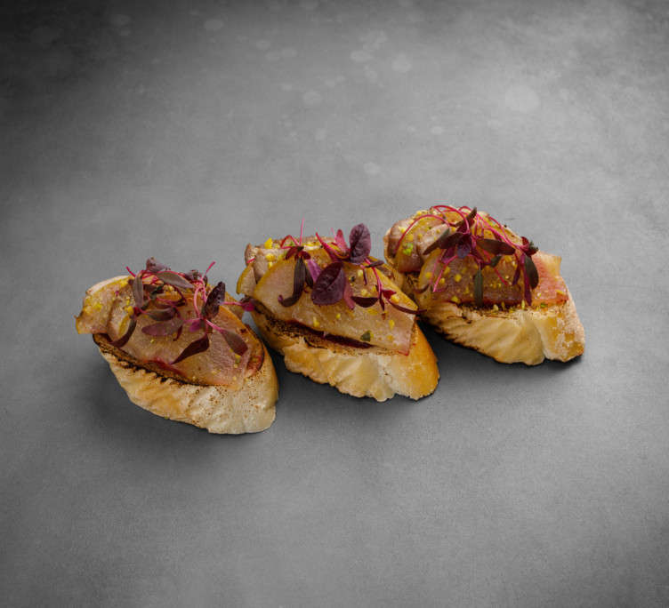 Брускетта с уткой су-вид, карамелизованной грушей и ягодным соусом 