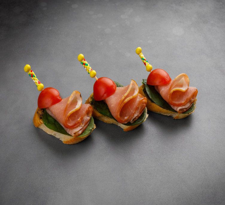 Брускетта с карбонадом, молодым шпинатом и томатами Черри 