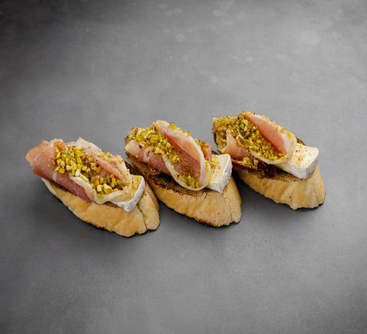 Брускетта с прошутто, сыром Бри, ягодным соусом и фисташкой 