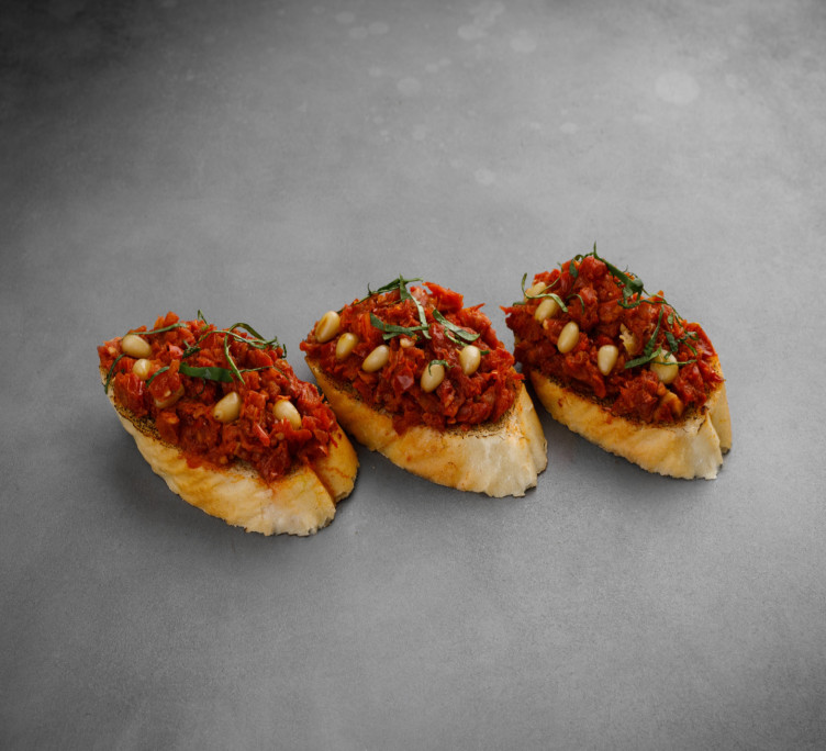 Брускетта с вялеными томатами 
