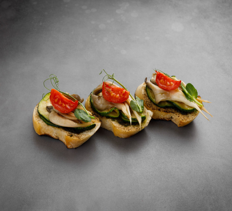 Брускетта с соусом Песто, цукини-гриль и жареными вешенками 