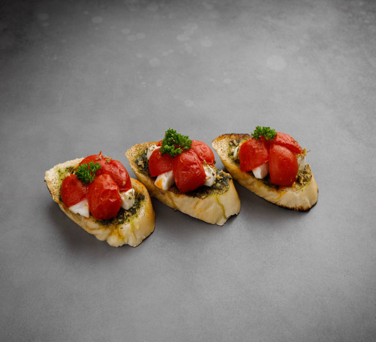 Брускетта с моцареллой и подвяленными томатами 