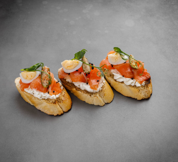 Брускетта с лососем, сливочным сыром, перепелиным яйцом и королевским каперсом 