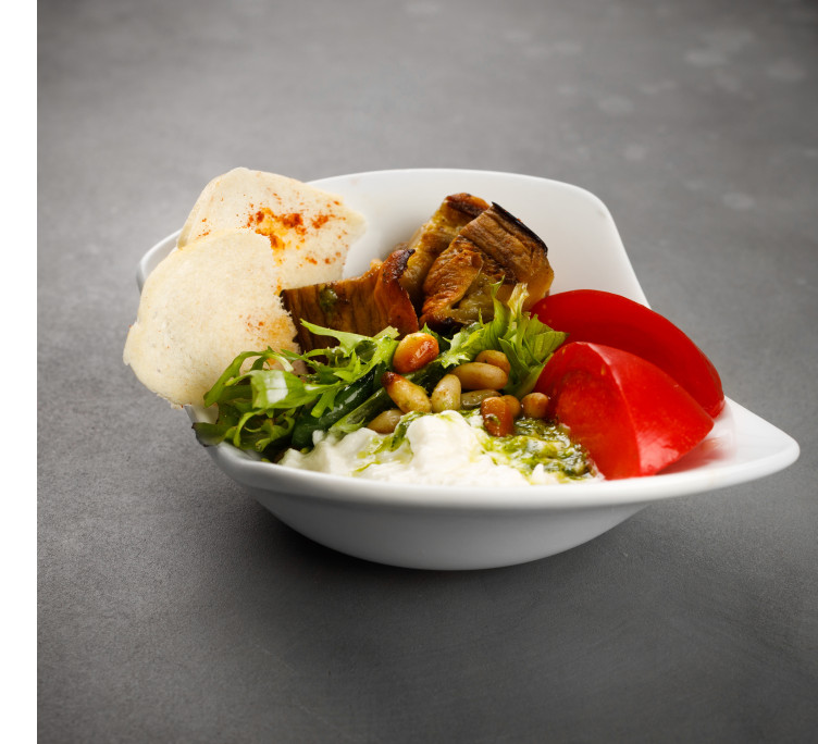 Салат с печеными баклажанами, томатами и сыром Страчателла