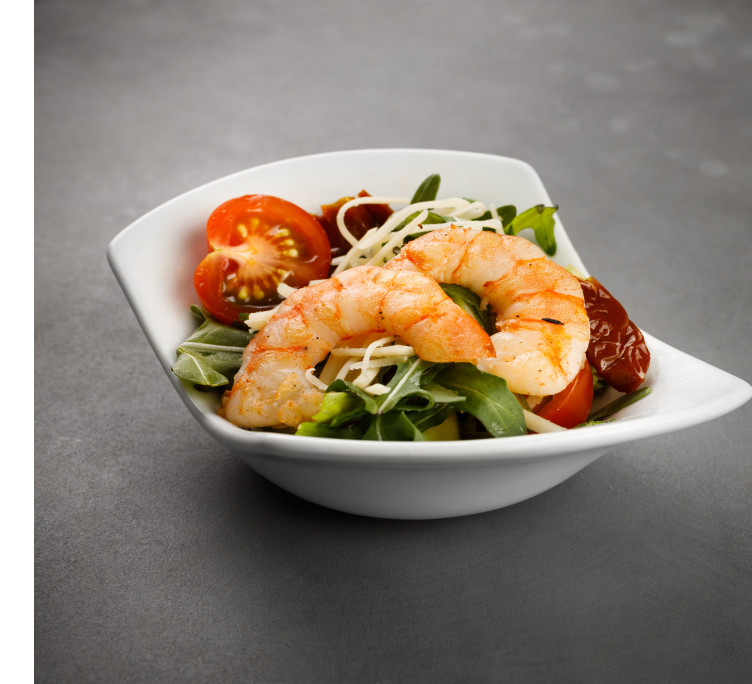 Салат с руколой, авокадо, креветками и сыром «Пармезан»