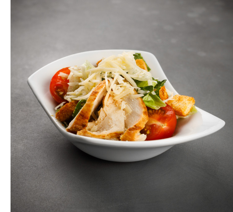 Салат «Цезарь» с обжаренным куриным филе 