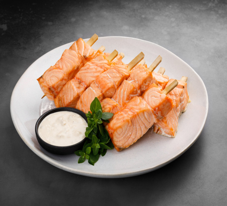 Мини-шашлычок из лосося со сливочным соусом 