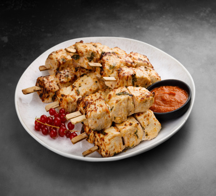 Мини-шашлычок из индейки с домашним соусом 