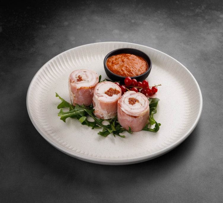 Филе индейки с вялеными томатами в беконе 