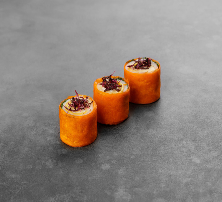 Ролл с омлетом и пастрами из индейки со сливочным сыром 