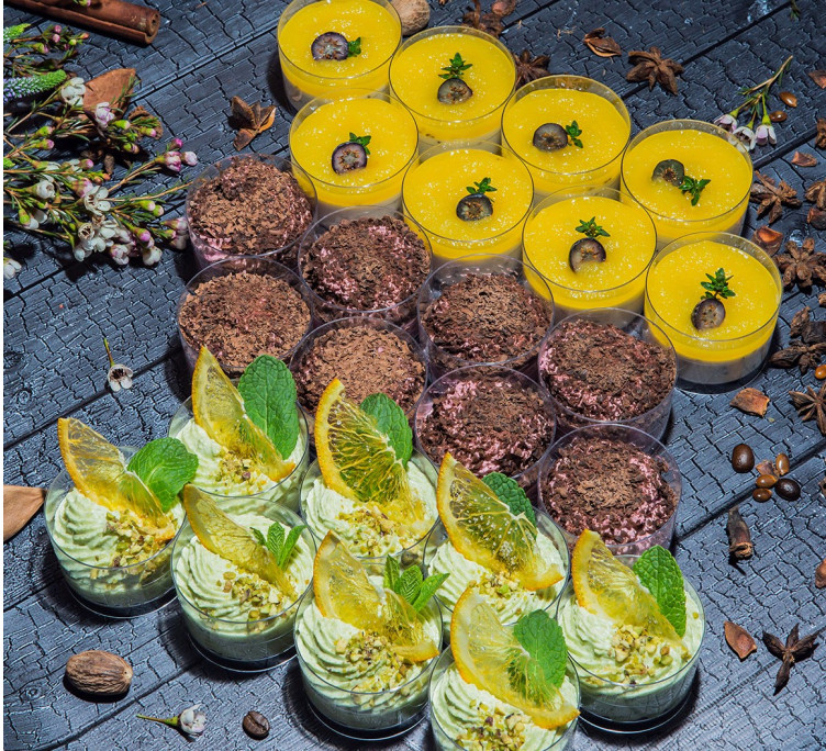 №03 Ассорти десертов в мини-стаканчиках №3 (24 шт.) Фисташковый мусс, чиа с манго, вишневое парфе