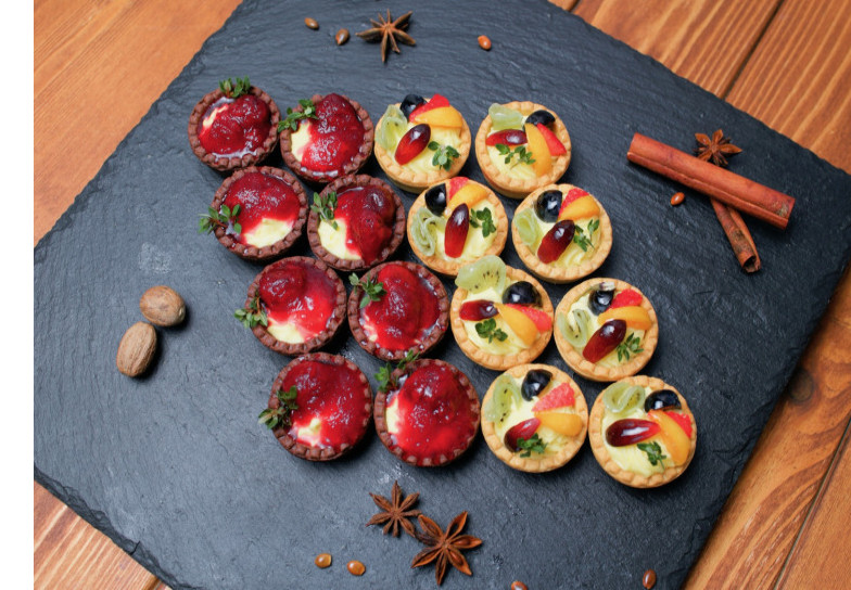 Сет №12 Ассорти канапе и холодных закусок из мяса и морепродуктов, разнообразные рулетики, горячие закуски, десерты (170 шт., для 15-25 гостей)