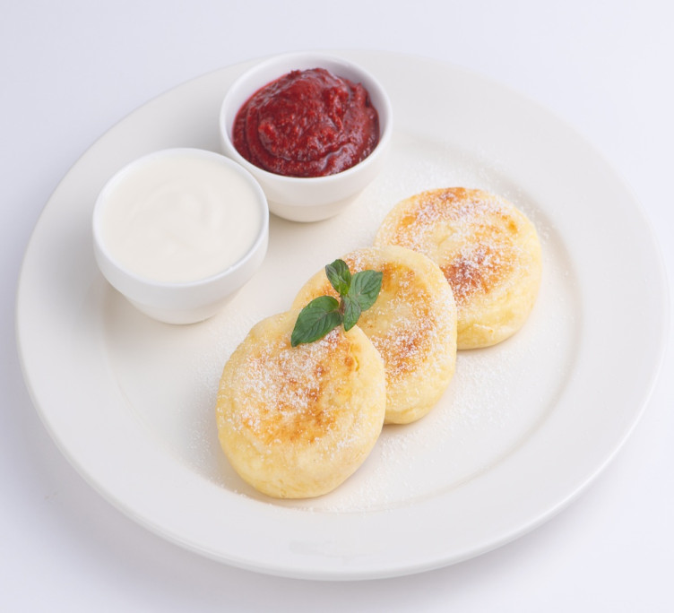 Мини-сырники со сметаной и ягодным соусом (2 шт. на порцию)