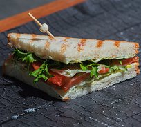 Мини-сэндвич со слабосоленым лососем, салатом и крем сыром (от 12 штук)