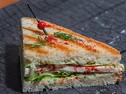 Мини-сэндвич с сыром Фета, печеными баклажанами и свежим огурцом (от 12 штук)