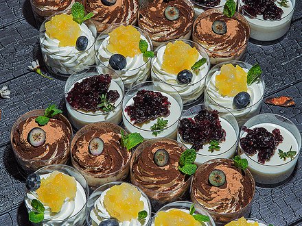 №01 Ассорти десертов в мини-стаканчиках №1 (24 шт.) Тирамису, панакота, ванильный мусс с грушей