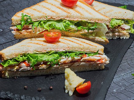 Сэндвич с куриным филе и овощами