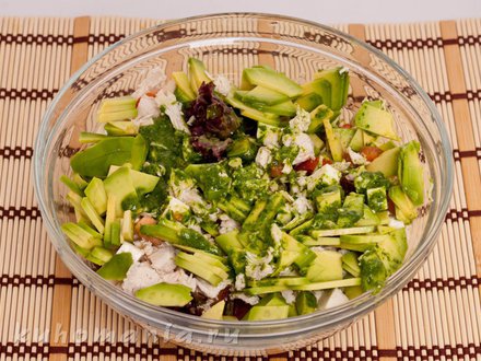 Салат зеленый с сельдереем, авокадо и сыром Фета