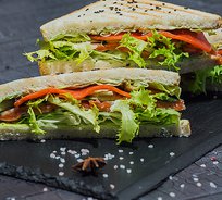 Сэндвич с лососем, салатным листом и сливочным сыром