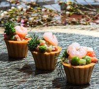 Тарталетка с салатом «Оливье» с коктейльными креветками (от 10 штук)