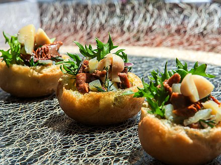 Салат «Лесной» с отварным картофелем и маринованными опятами в профитроле (от 10 штук)