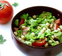 Салат овощной с нутом под соусом песто