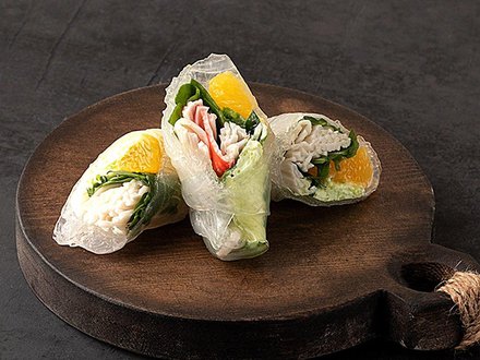 Спринг-роллы из мяса Снежного краба с икрой Тобико, свежими овощами (от 10 штук)