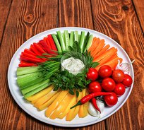 Крудите из свежих овощей с соусом "Блю чиз"