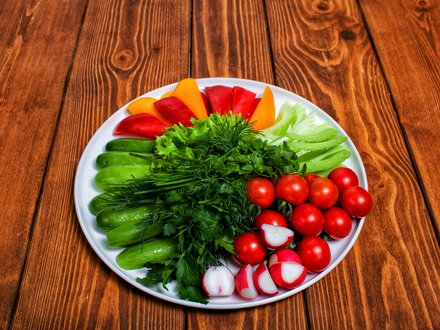Ассорти из свежих овощей с садовой зеленью