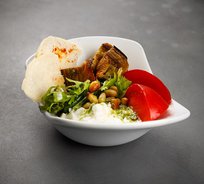 Салат с печеными баклажанами, томатами и сыром "Страчателла" (от 12 штук)