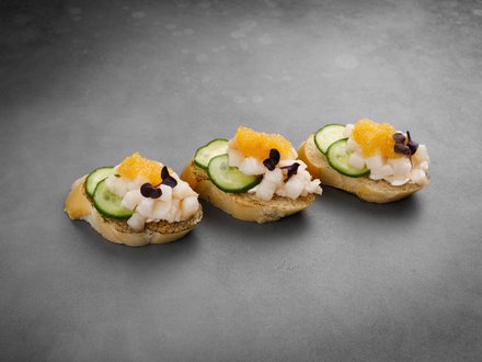 Мини-брускетта с мясляной рыбой и огурцом (от 10 штук)