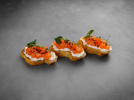 Мини-брускетта с лососем и сливочным сыром  (от 10 штук)