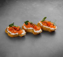 Мини-брускетта с лососем и сливочным сыром  (от 10 штук)